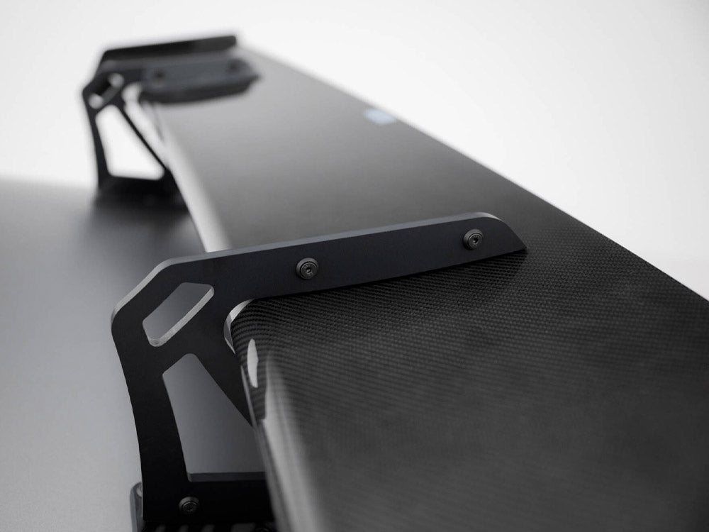 Aileron en fibre de carbone Maxton Design avec LED (montage cygne) - Mercedes CLA35 et CLA45 AMG C118