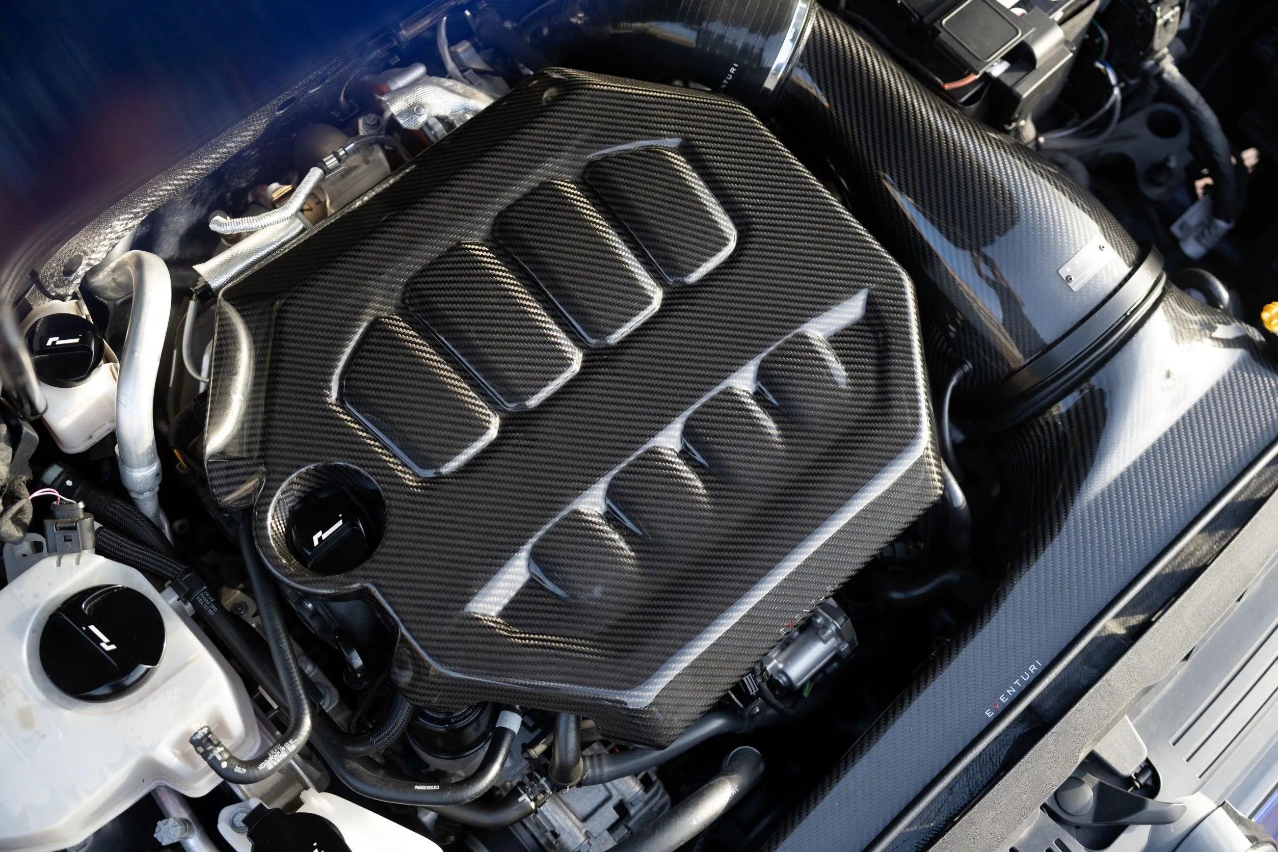 Eventuri Carbon Fibre Engine Cover for VW Golf GTI/R Mk8 EA888 Gen 4