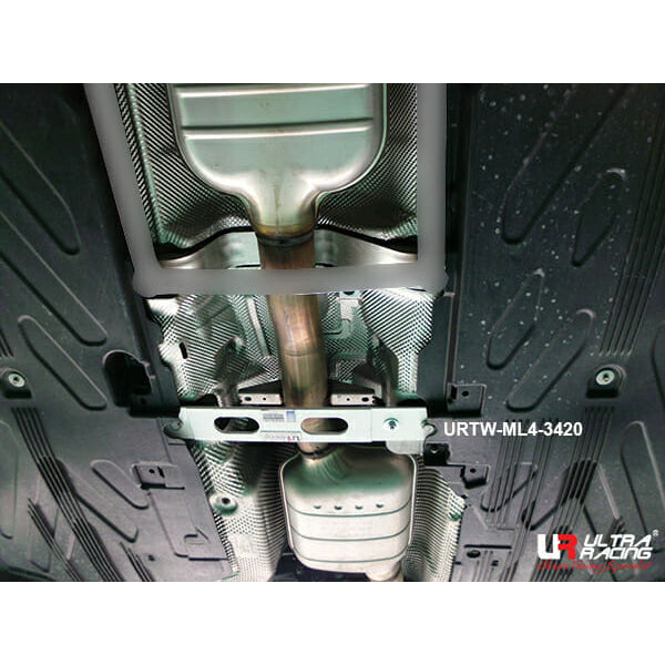 Refuerzo inferior medio Ultra Racing (trasero) - Mercedes C43 W205 AMG