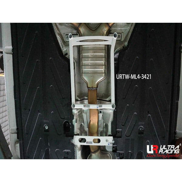 Refuerzo inferior medio Ultra Racing - Mercedes C43 W205 AMG