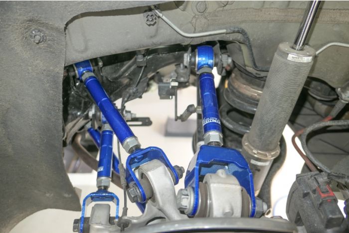 Brazo superior delantero trasero Hardrace (ajustable) - Tesla Model 3